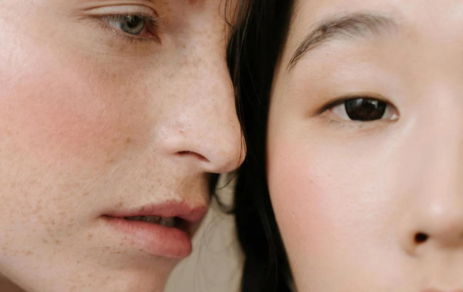 2 femmes avec la peau lisse grâce à la routine glass skin