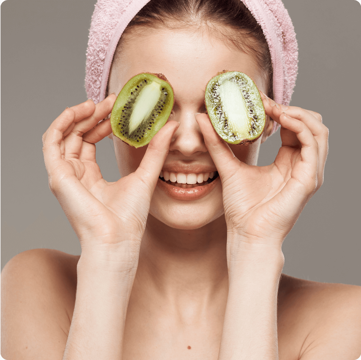 fille avec des kiwis sur les yeux