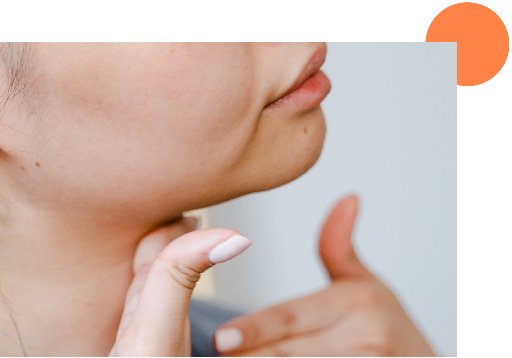 application d'une crème sur le menton et le bas du visage