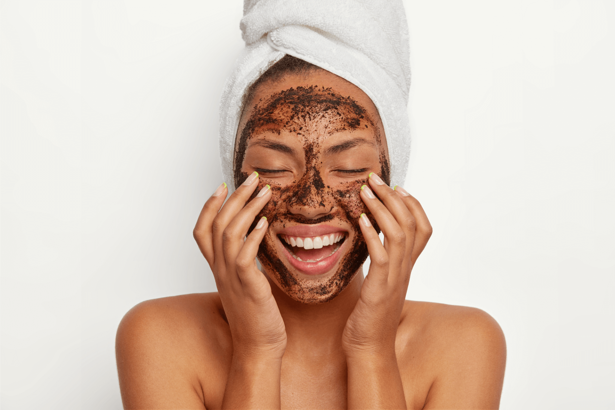 fille avec exfoliant sur le visage