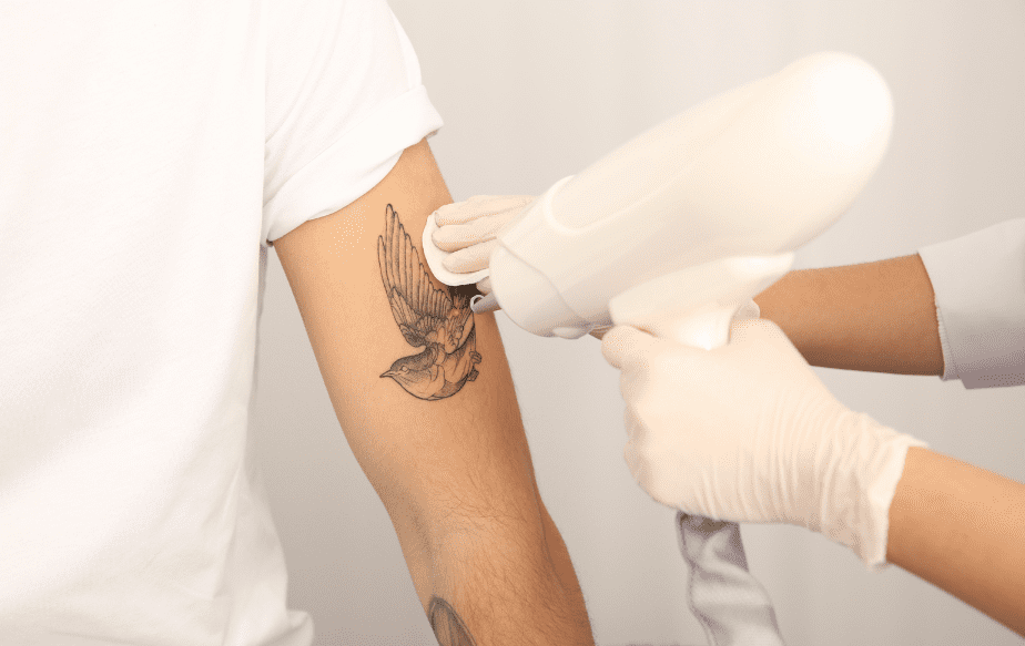 DeÌtatouage sur un bras d'un oiseau