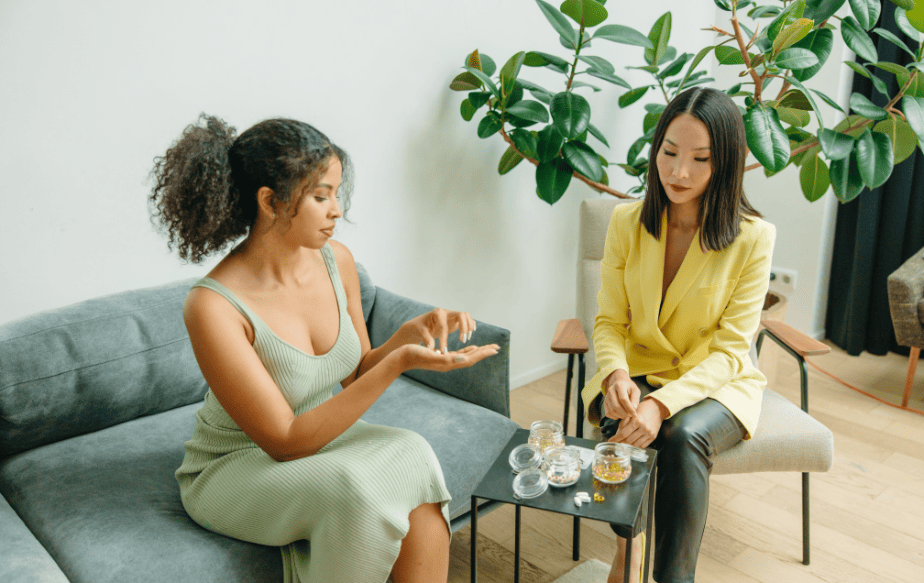 Deux femmes qui prennent des gélules de collagène