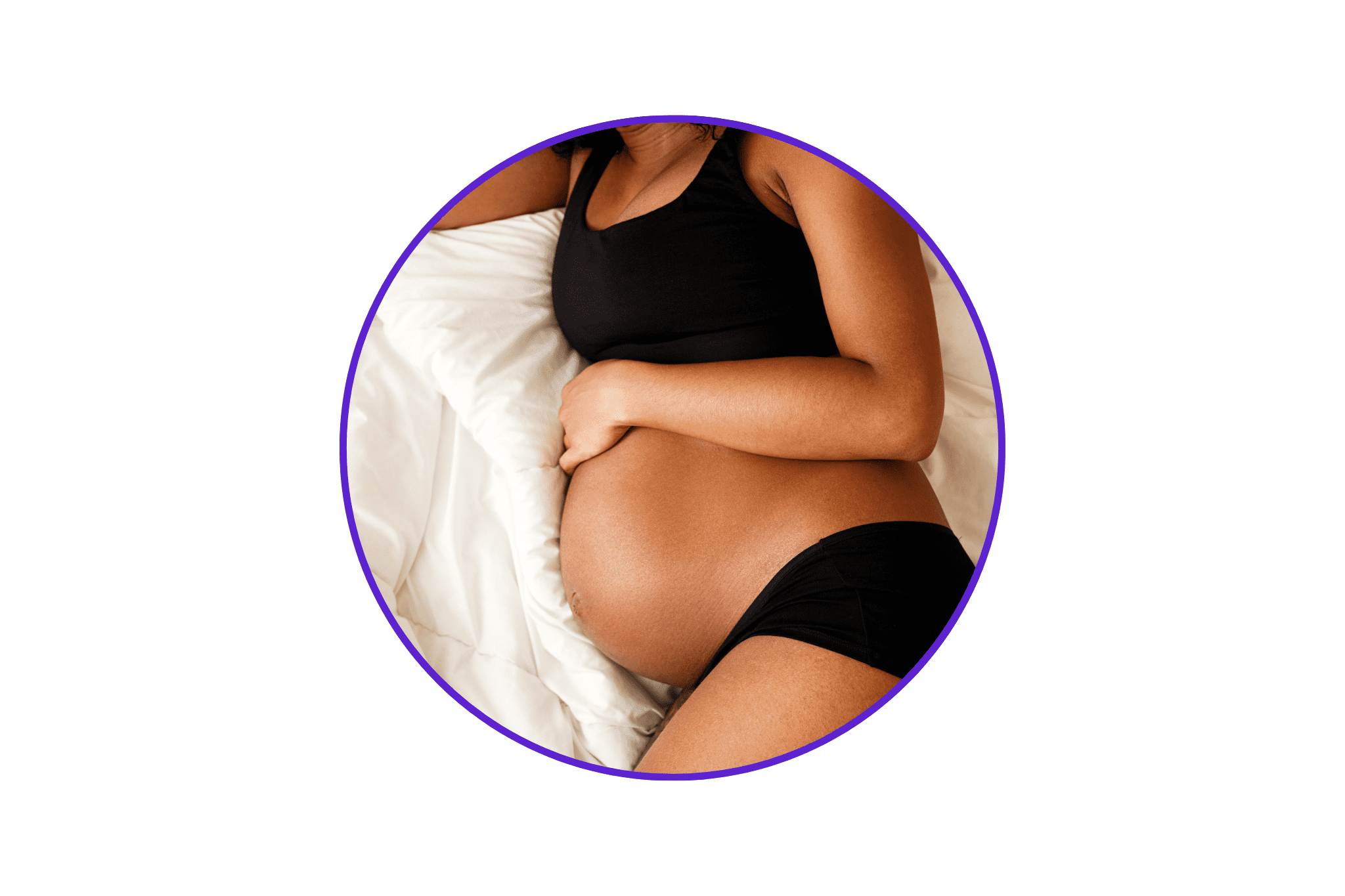 Femme noire enceinte durant une séance d'épilation