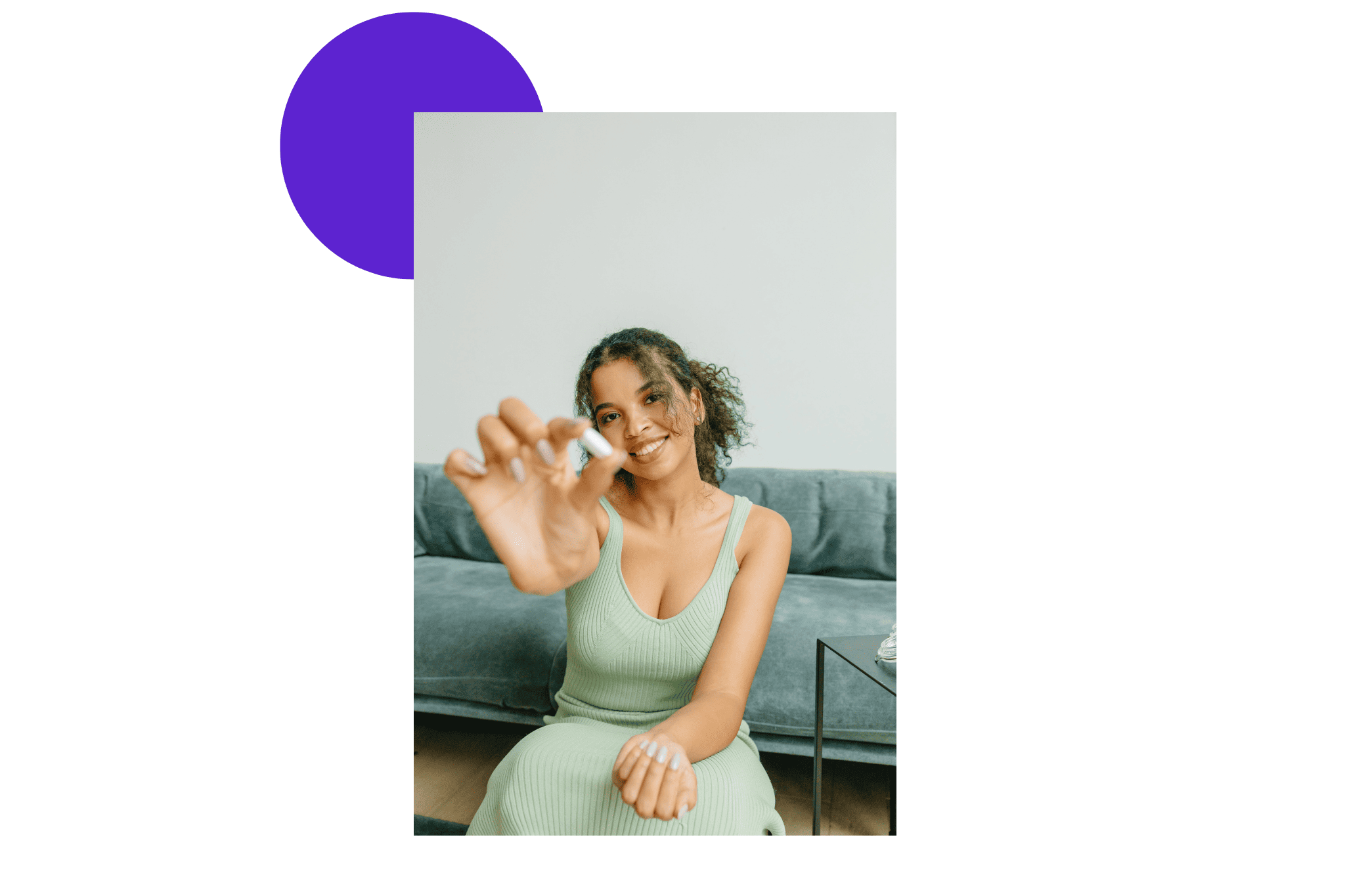 Femme qui prend des gélules de collagène