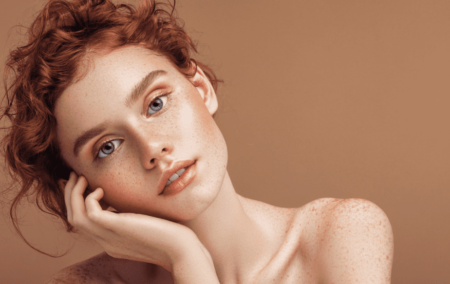 Femme qui a des poils roux