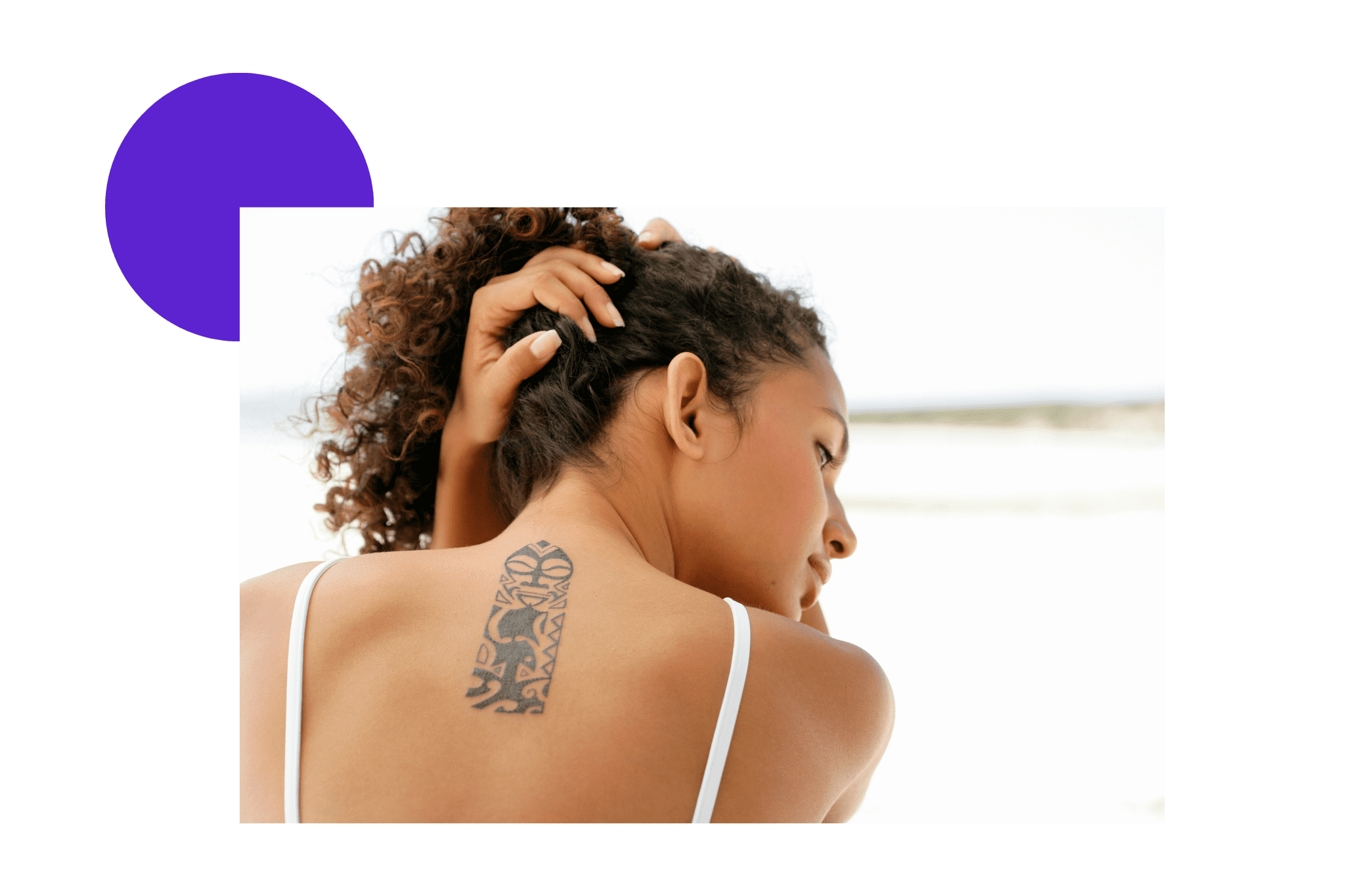 Femme tatouée dans le dos