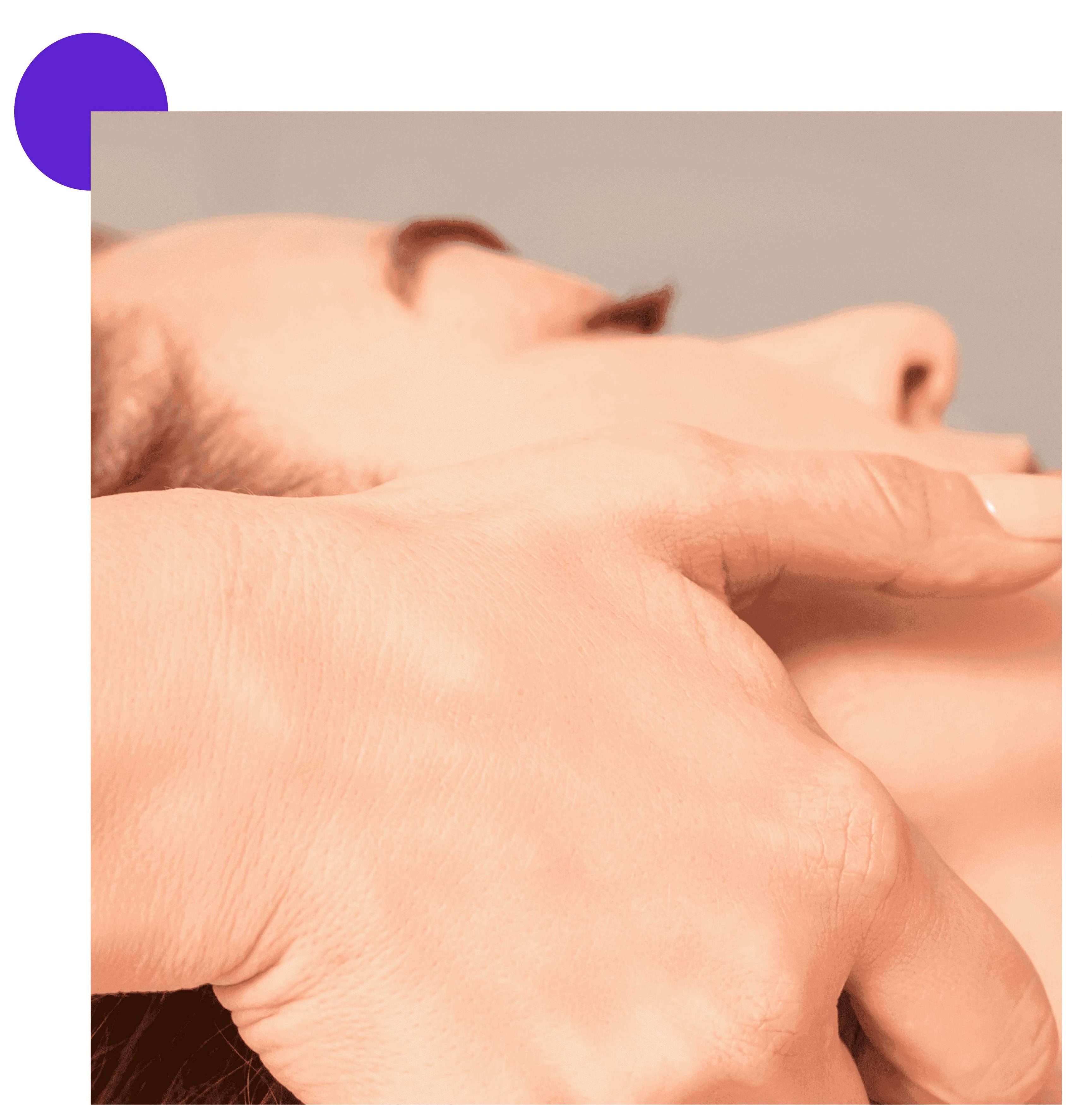 drainage lymphatique sur la mâchoire d'une femme