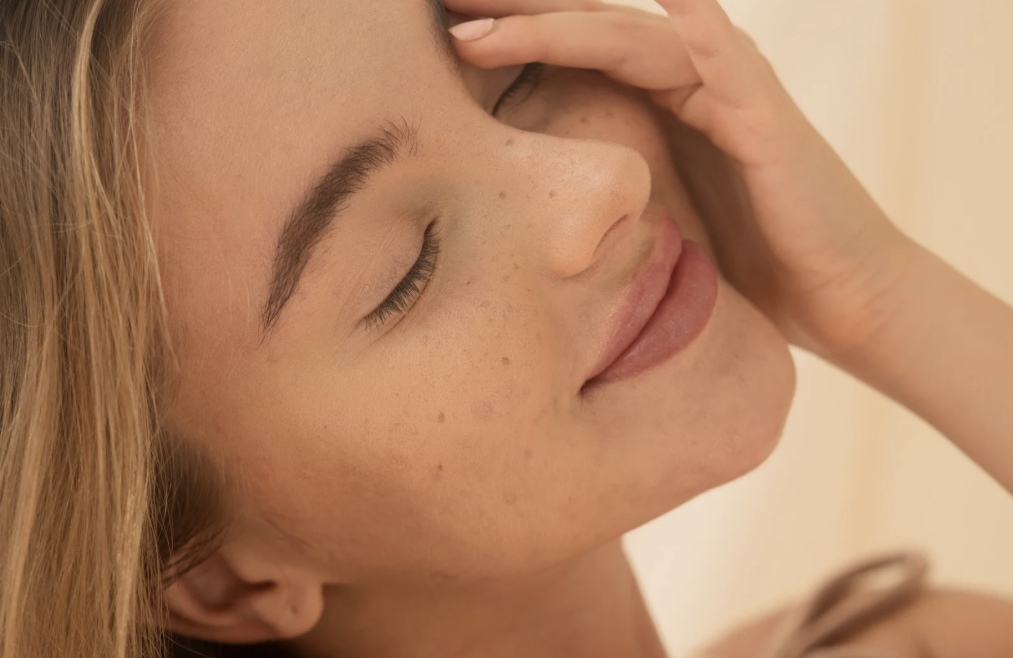femme avec un teint illuminé grâce à la Vitamine C