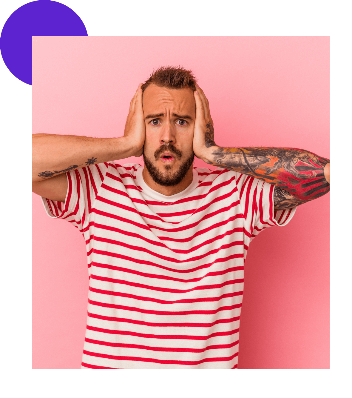 homme tatoué qui se tient la tete