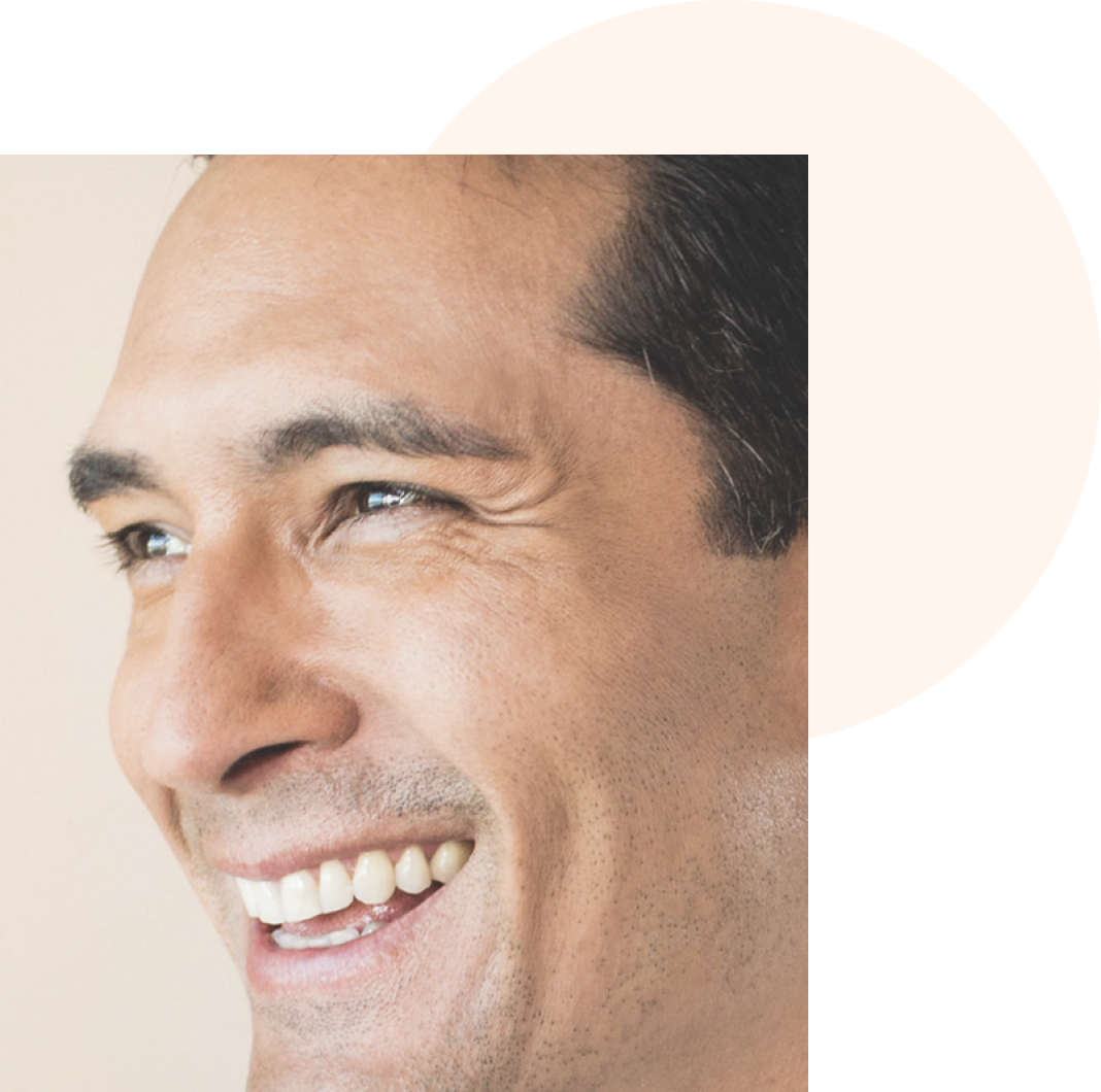 Homme souriant aux médecins esthétiques aesthé Homme souriant aux médecins esthétiques aesthé