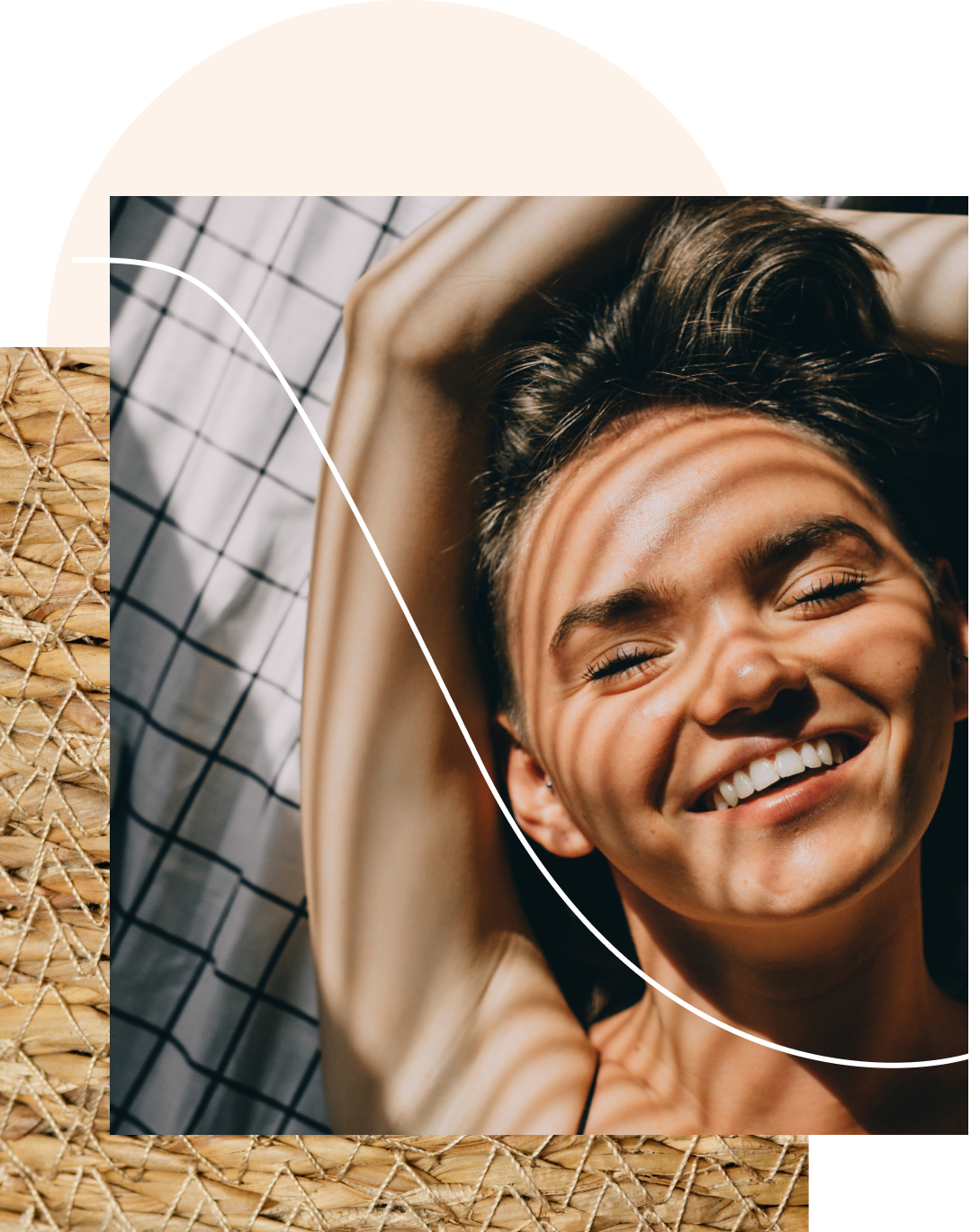 Femme ravie d'être libérée de l'acné