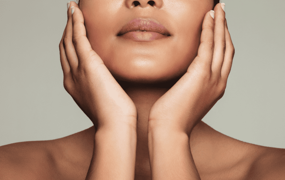 Menton d'une femme de face