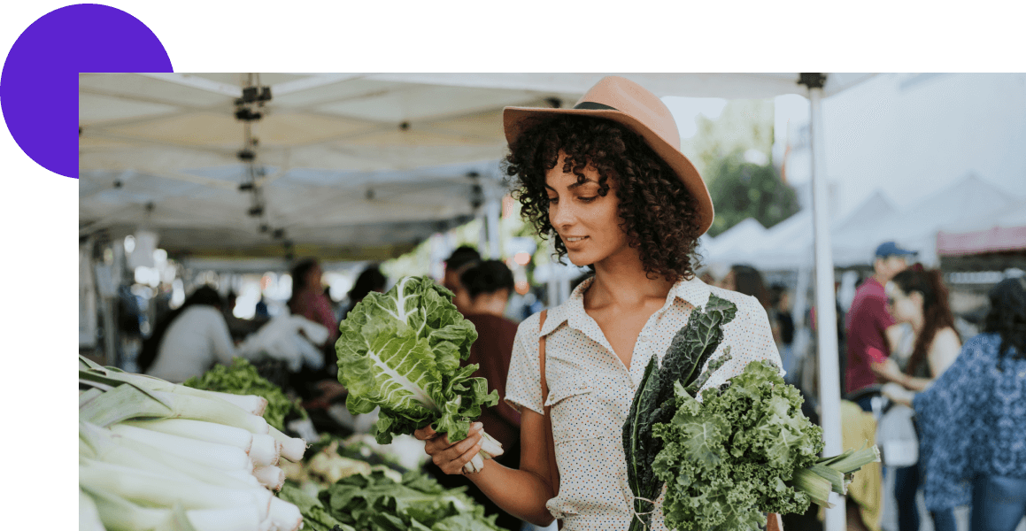 femme qui choisit ses légumes au marché pour une bonne alimentation
