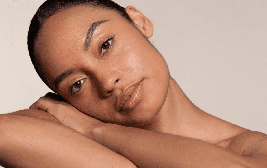 femme qui souffre d'allergie cutanée