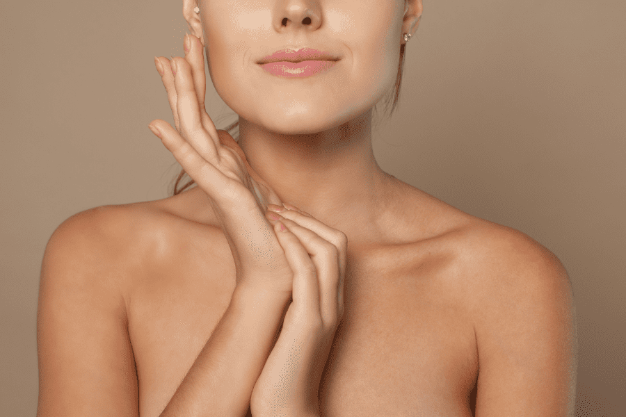 Femme qui a fait un traitement chez aesthé pour faire mincir son cou