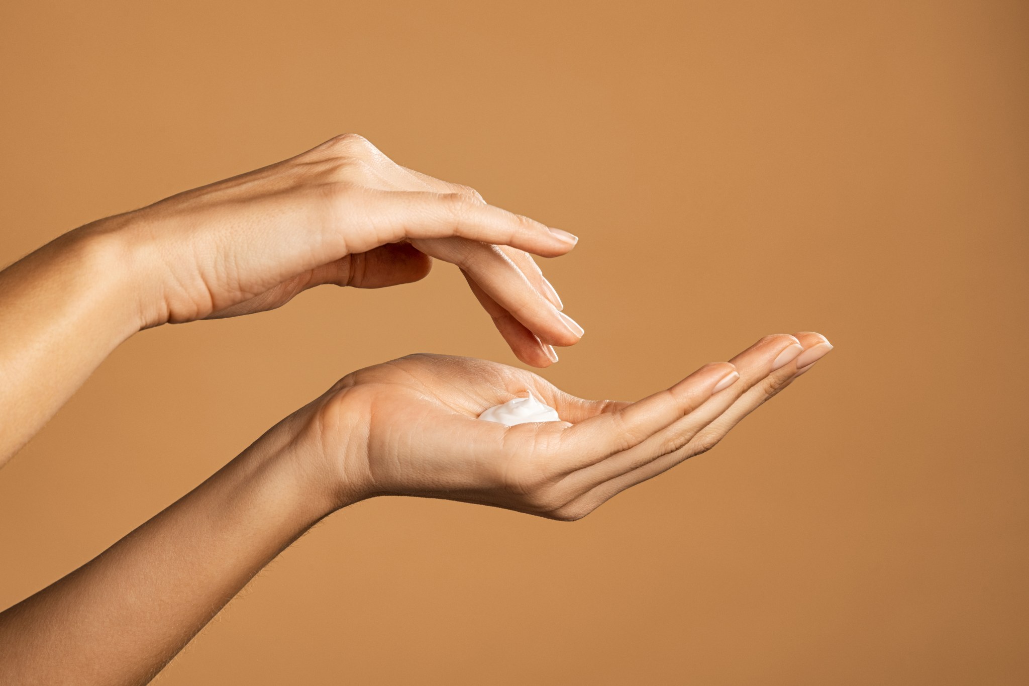 une personne qui s'applique de l'autobronzant