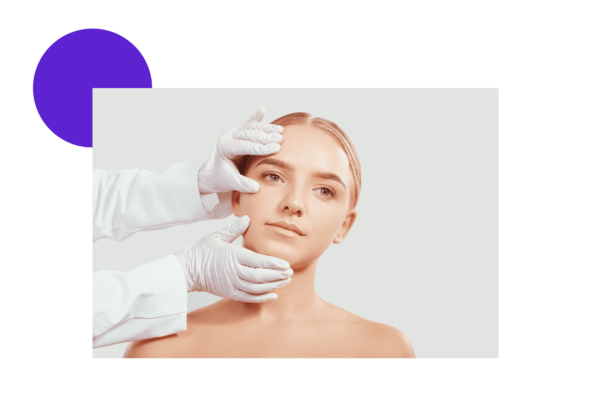 médecin qui effectue un bilan peau complet sur une femme