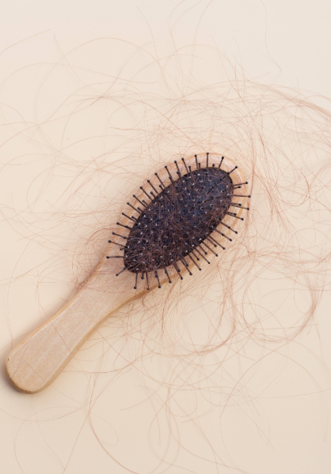 brosse avec des cheveux dessus