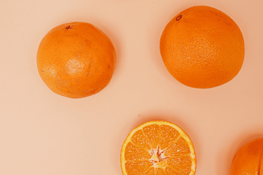 Des oranges qui caractérisent la peau d'orange et la cellulite