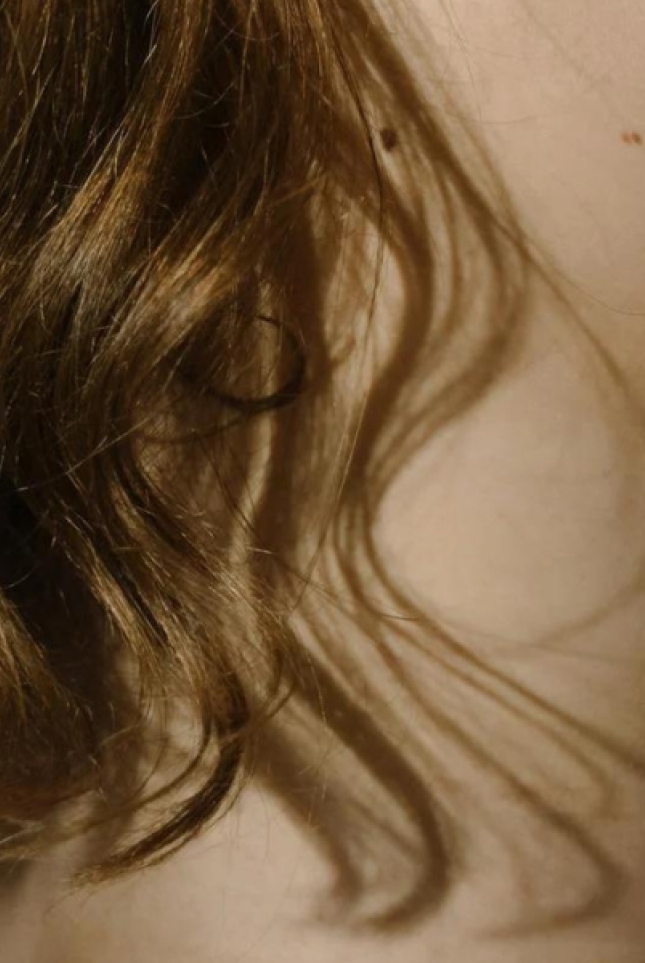 femme qui perd ses cheveux ondulés à cause de l'anxiété