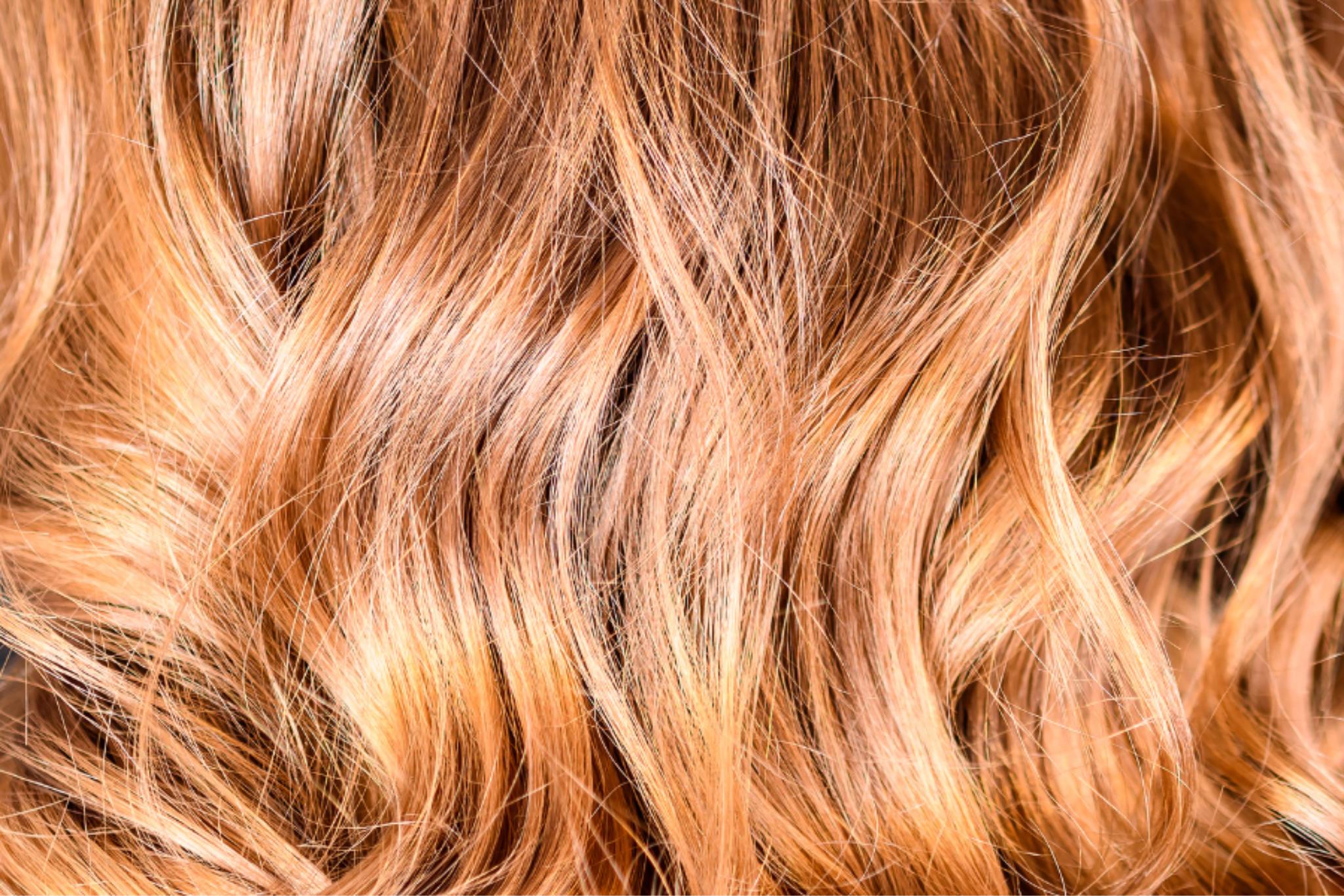 cheveux ondulés d'une femme