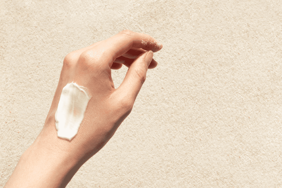 une femme qui protège son corps du soleil après avoir fait une séance d'épilation laser