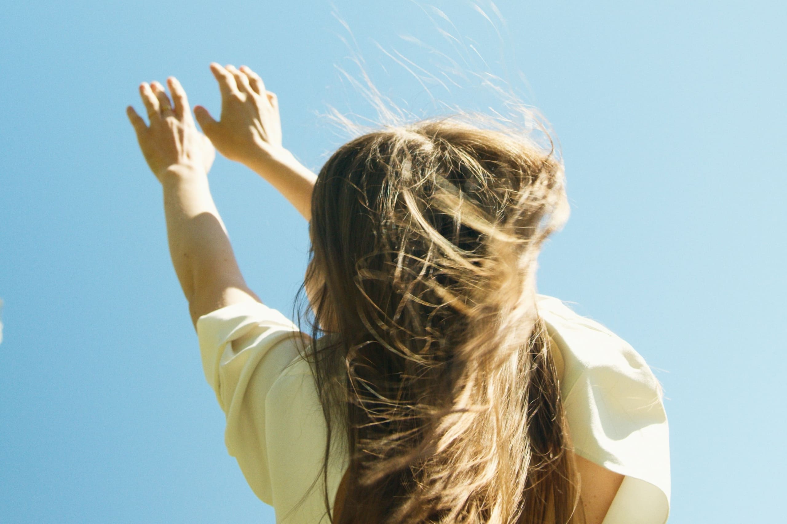 Une femme qui fait un exercice de respiration pour réduire son stress