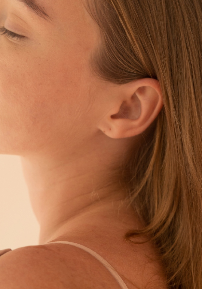 une femme qui perd ses cheveux à cause de la fatigue