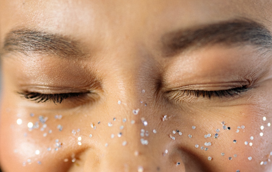 femme qui prépare sa peau avant coachella