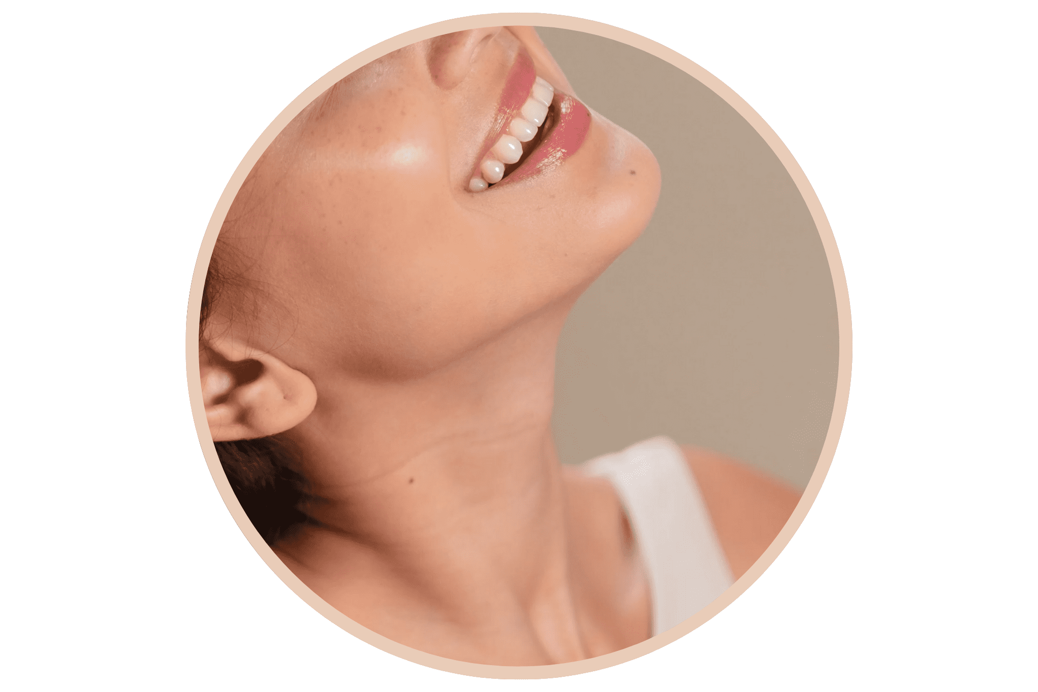 Zoom sur la peau d'une femme avec un ph neutre