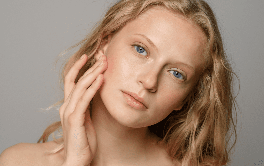 femme blonde qui se touche la peau