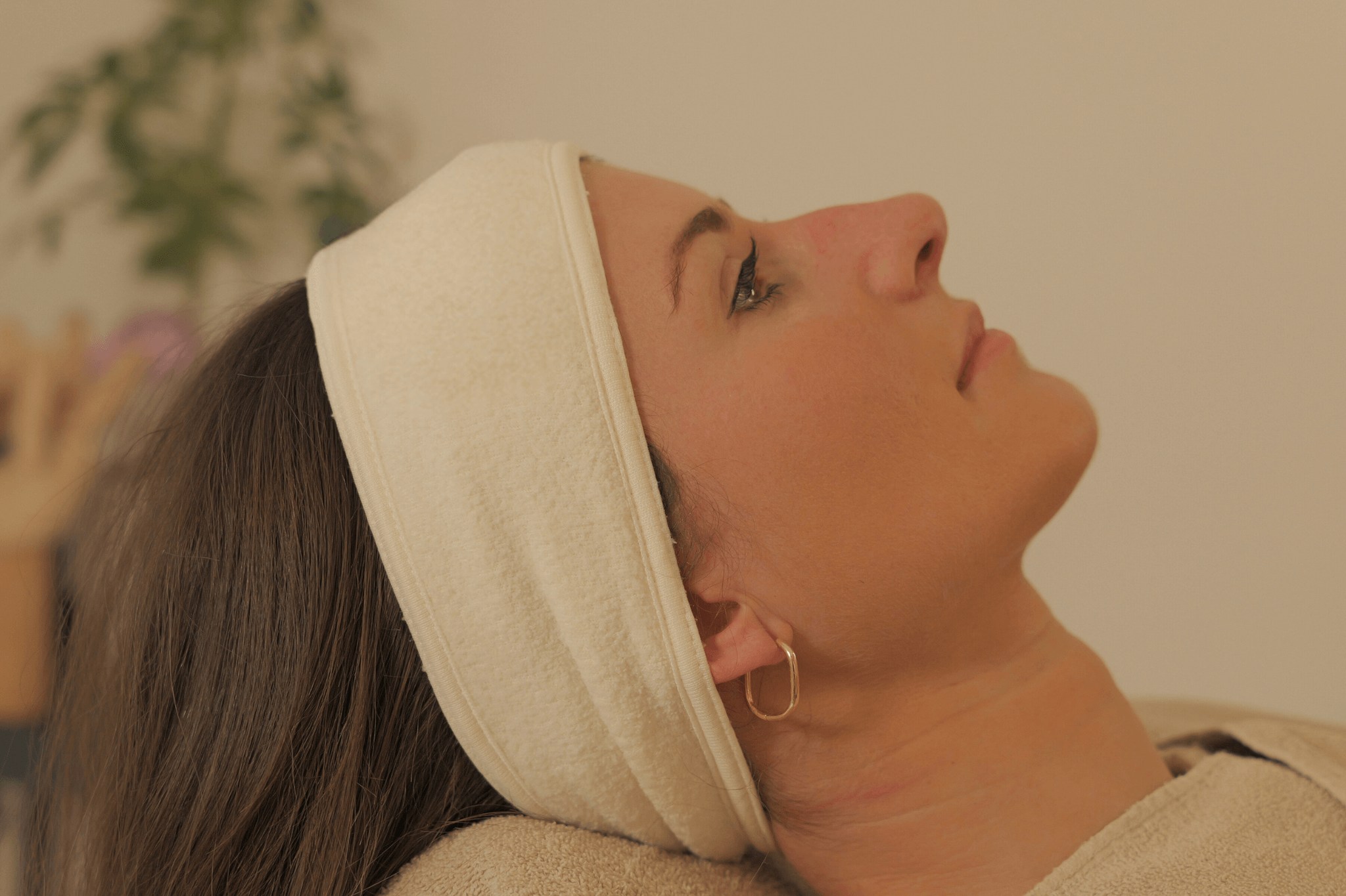 femme qui fait un soin capillaire suite Ă une chute de cheveux Ă cause du stress