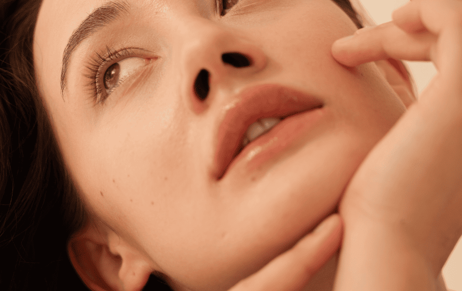 Zoom sur une femme qui a la peau mixte à tendance grasse