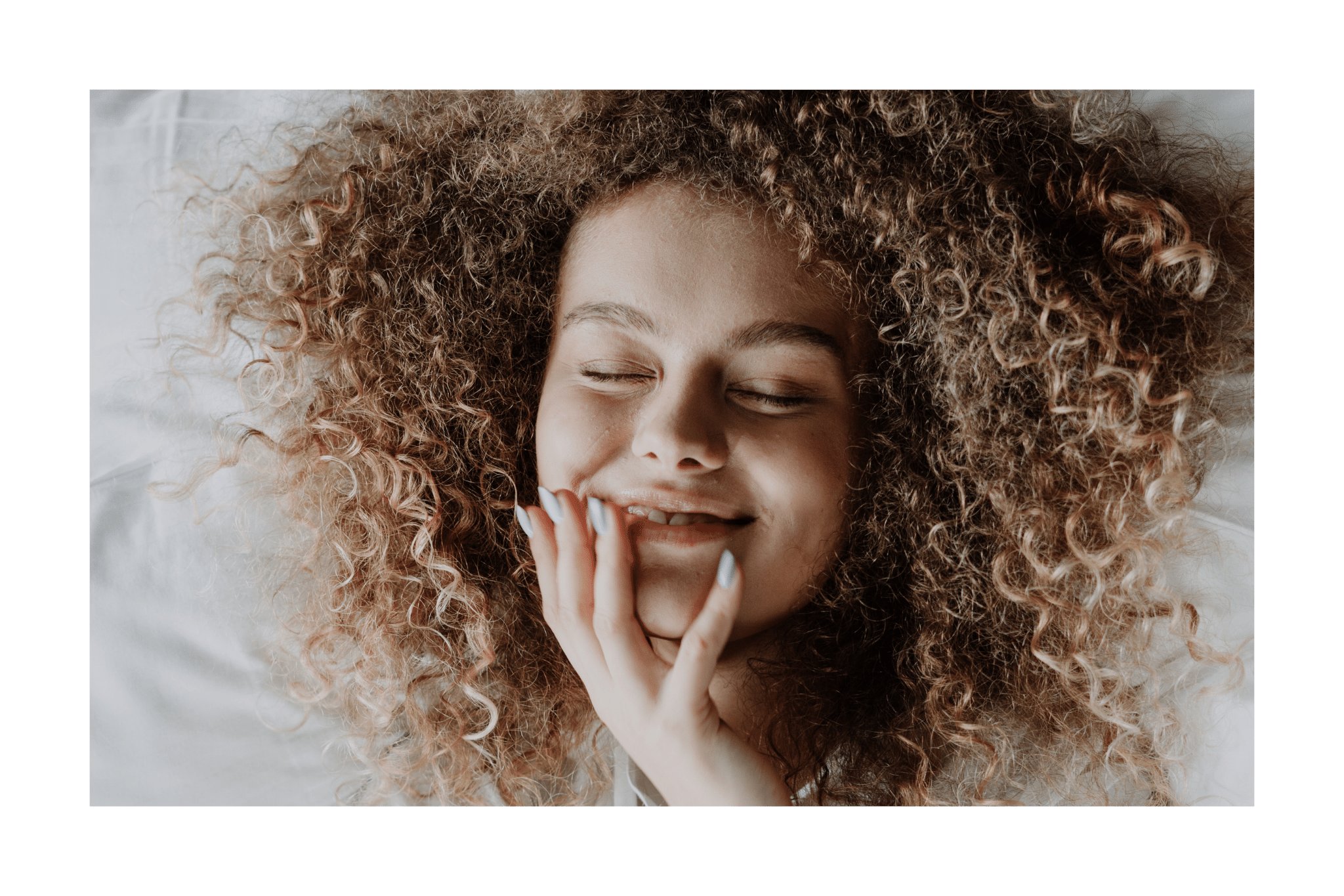 Une femme qui veut faire un soin cheveux aesthé pour leur redonner de la brillance
