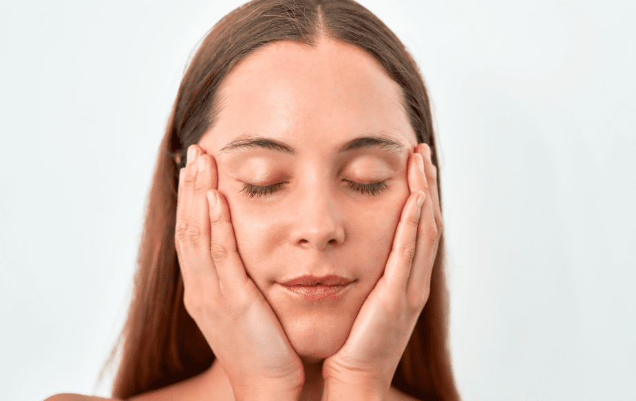 femme qui fait ses exercices de yoga face sculpting