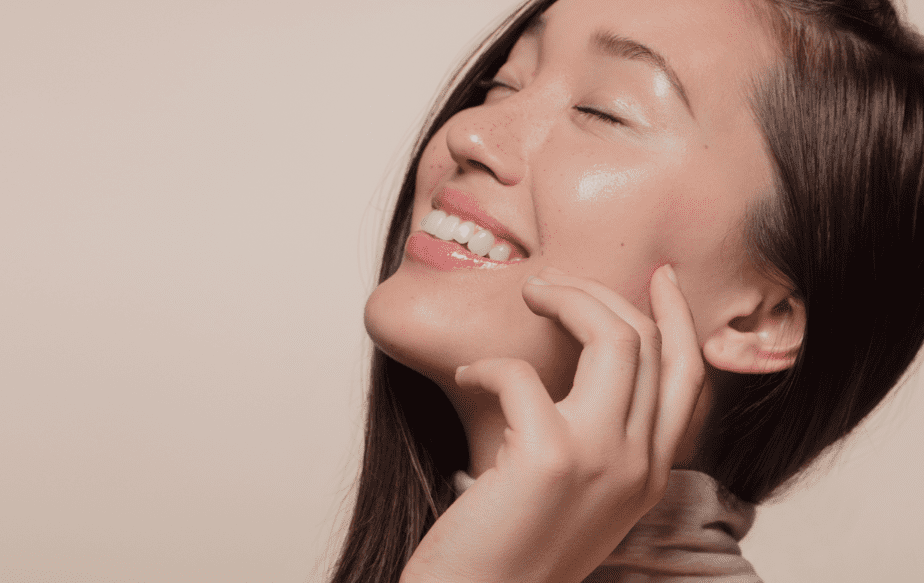 femme qui a la peau régénérée