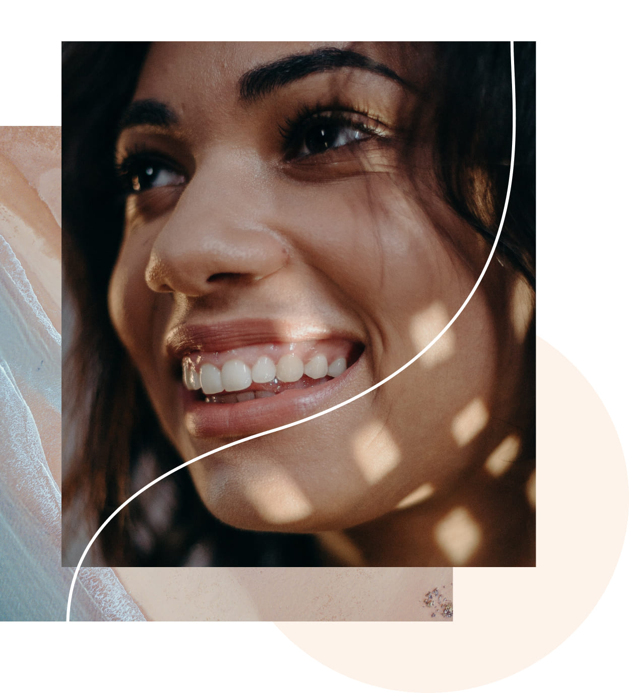 Femme joyeuse sans rides du front