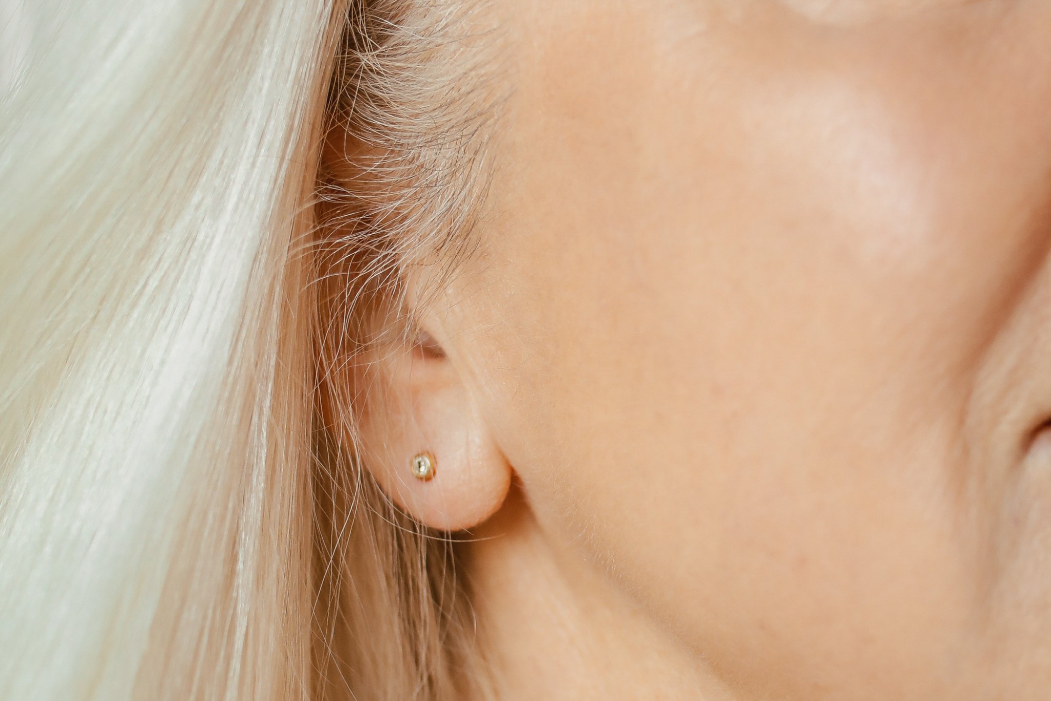 Une femme qui suit une routine skinimaliste pour améliorer l'état de sa peau