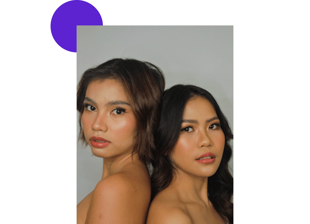 deux femmes avec cheveux