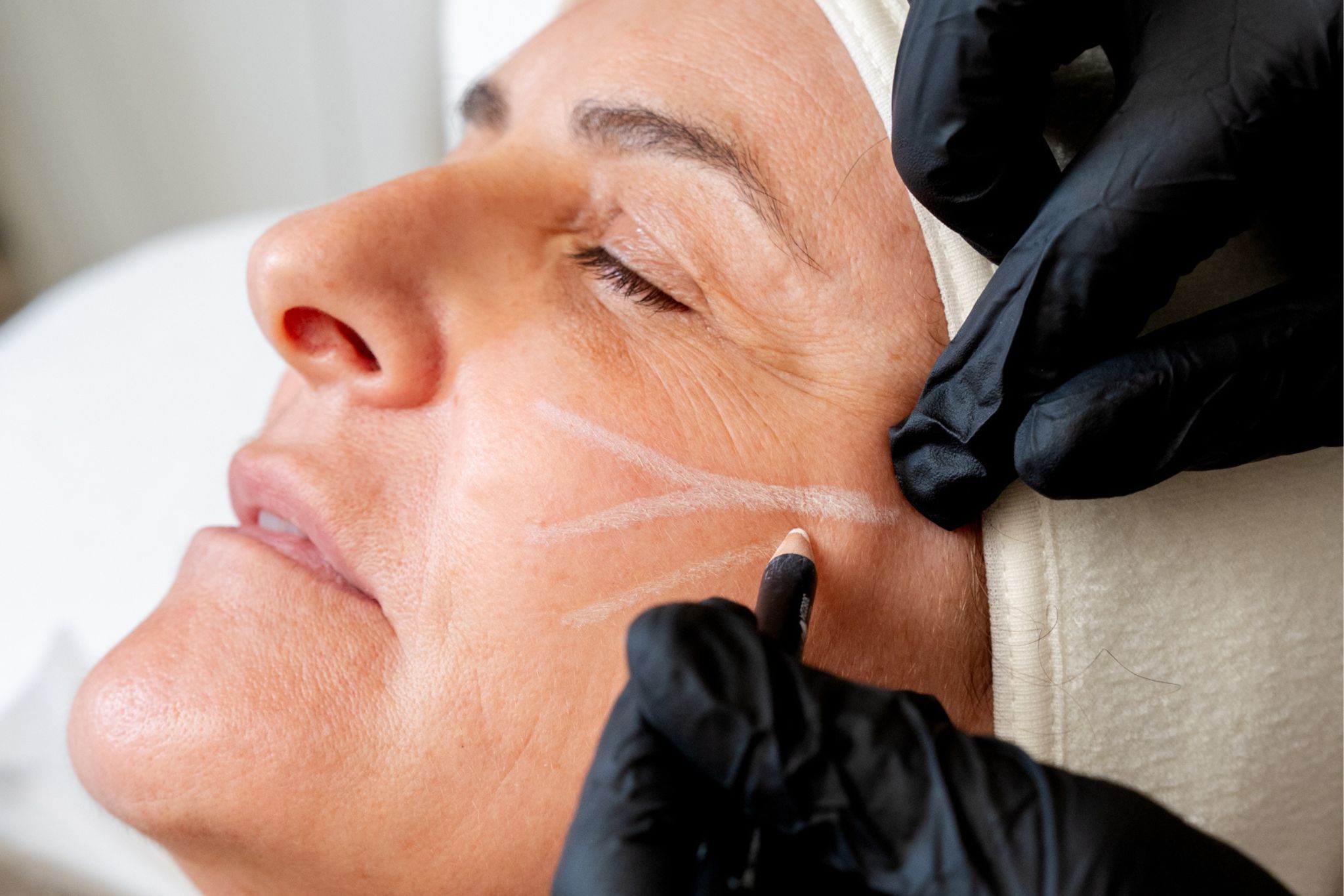 Séance de fils tenseurs sur une femme âgée