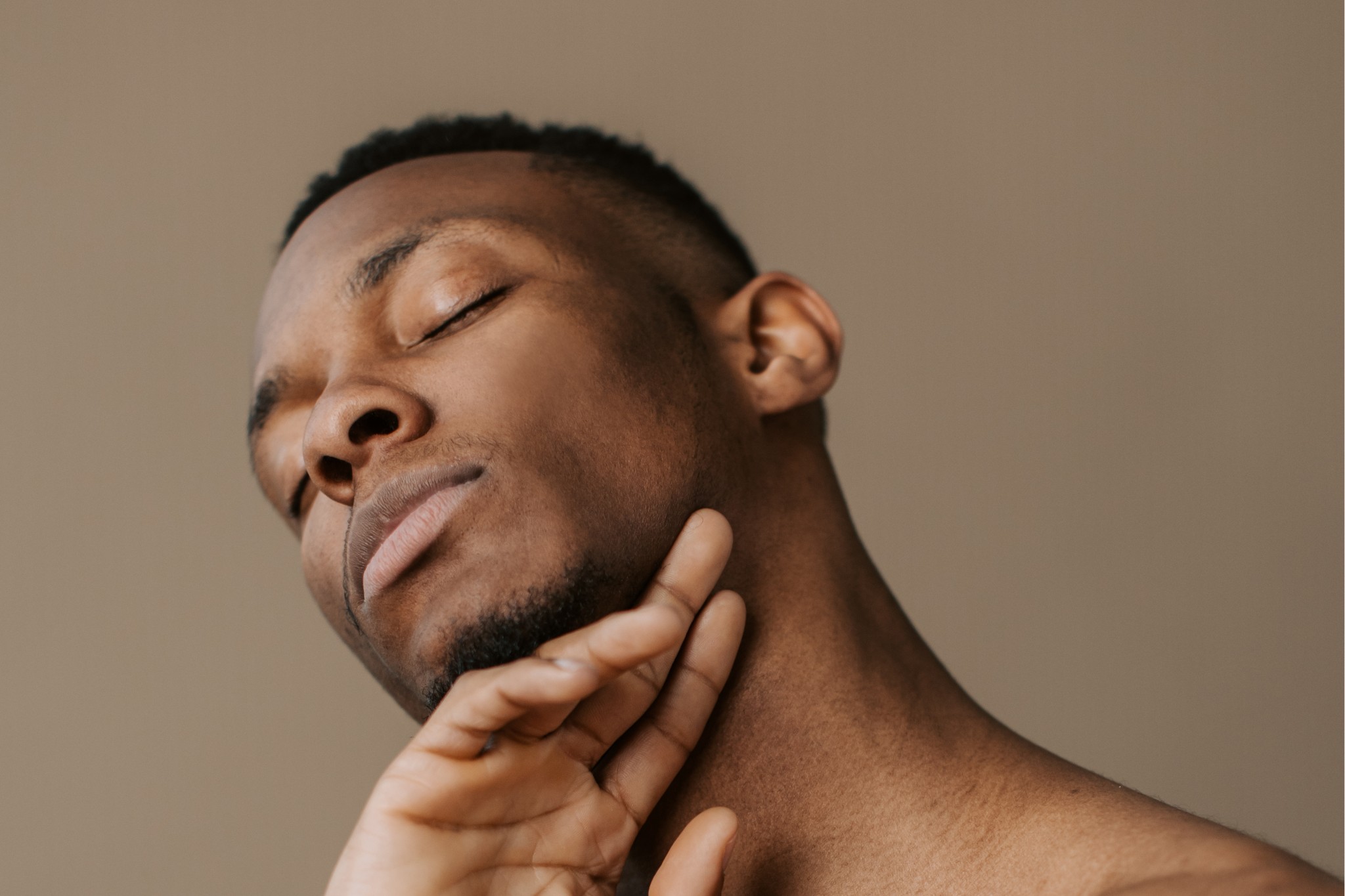 un homme noir avec un front plat