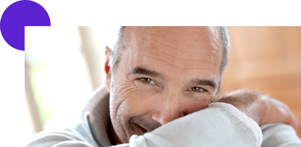 homme qui a recouru à une greffe de cheveux