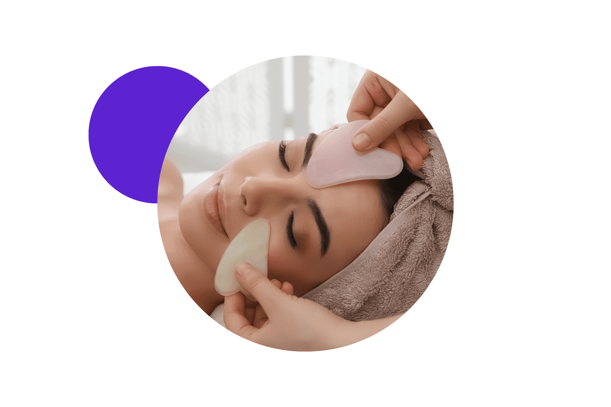 utilisation d'un gua sha sur le visage d'une femme