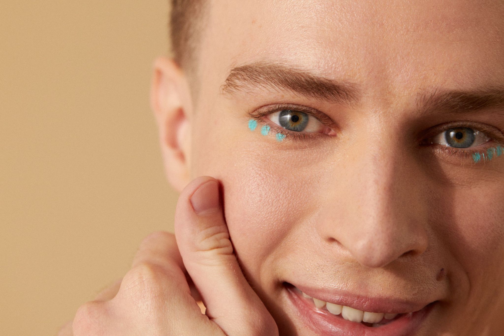 regard cerné d'un jeune homme
