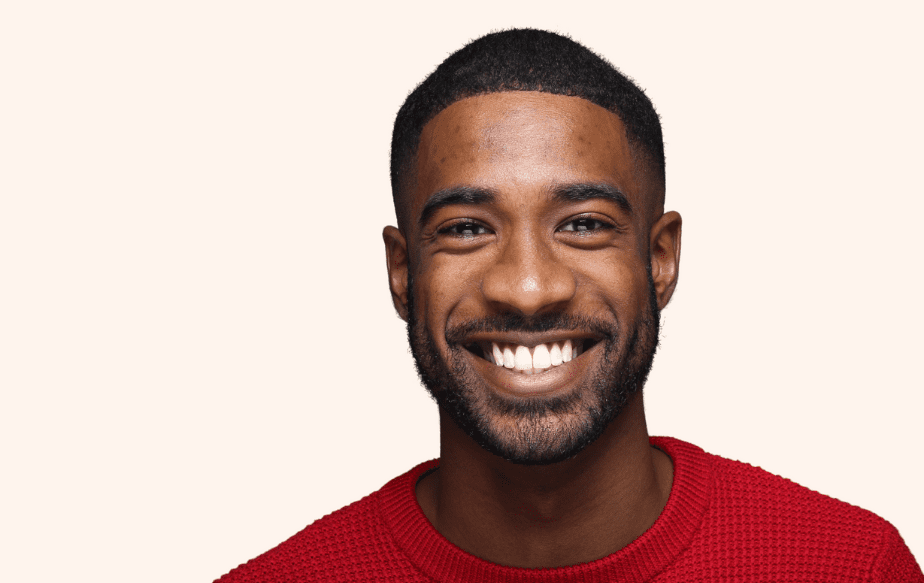 homme noir qui sourit