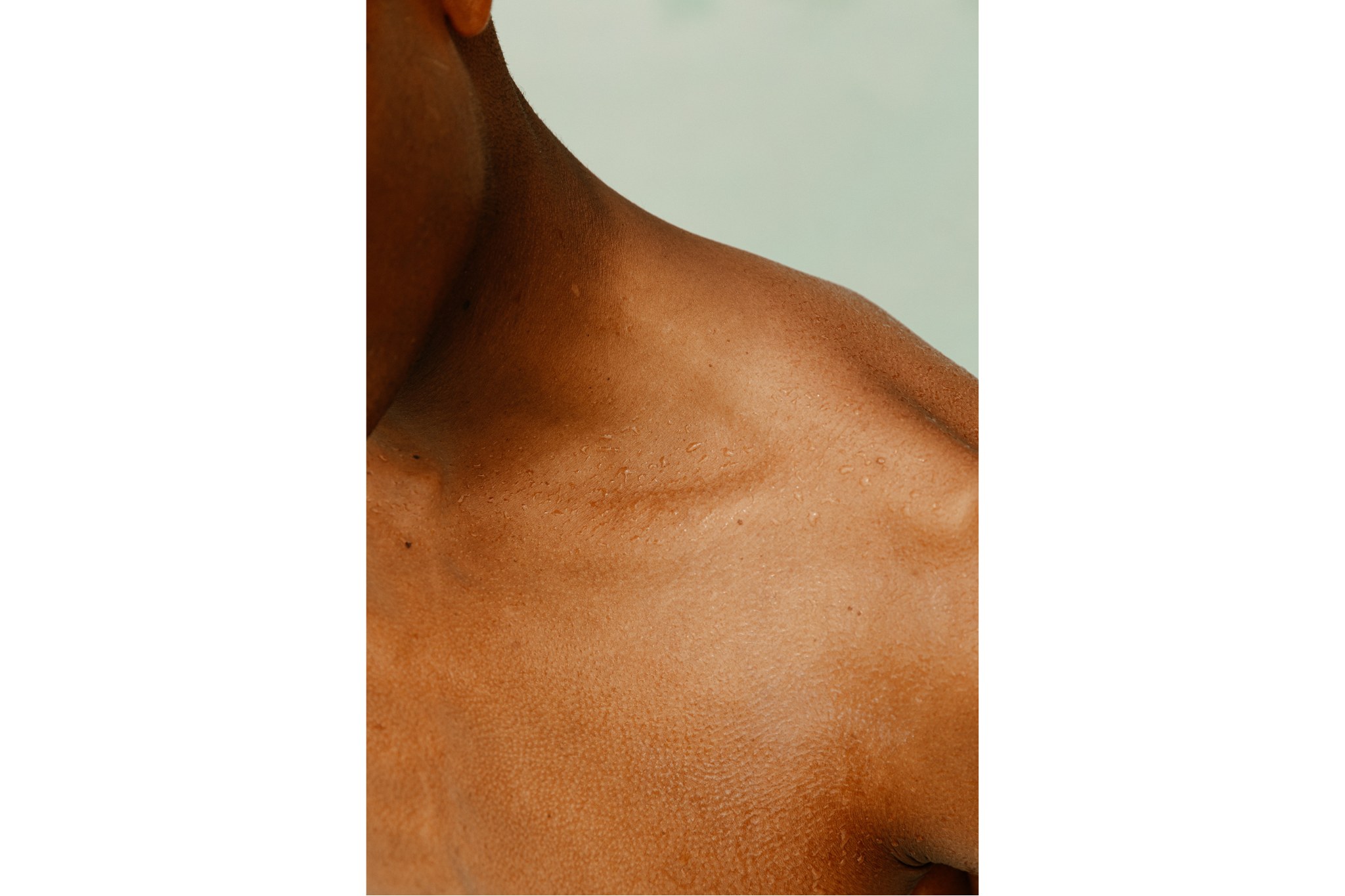 Homme noir avec le teint halé naturellement