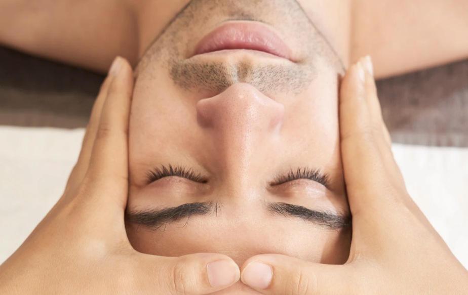 homme qui reçoit un massage face sculpting
