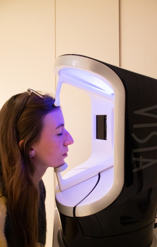 analyse de peau d'une femme avec le visia 7
