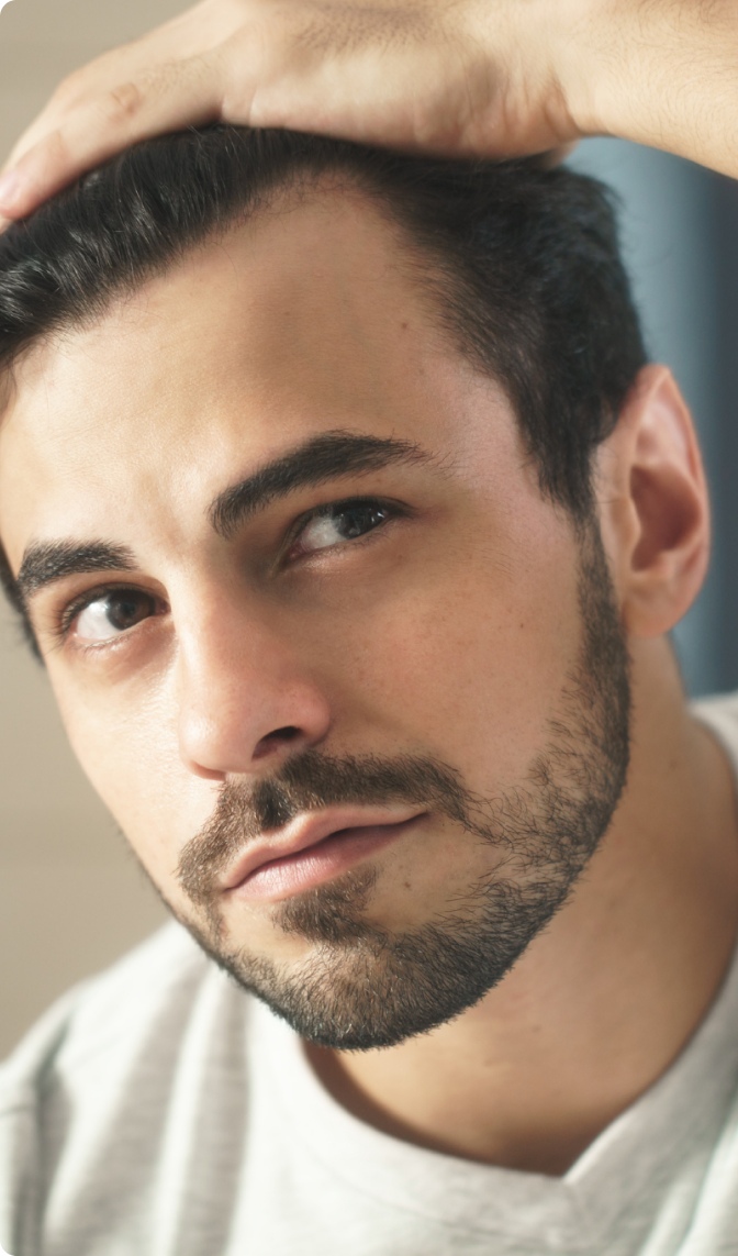 cheveux soyeux d'un homme