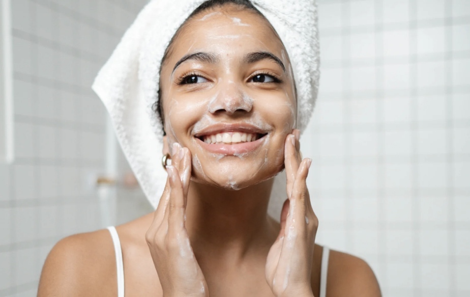 femme qui nettoie correctement son visage